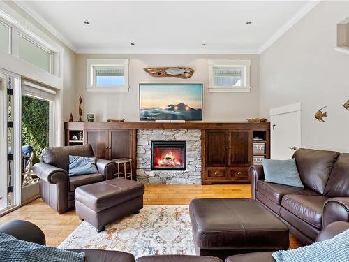 28-5251 Island Hwy West, Qualicum Beach, BC - Indoor Photo Showing Living Room With Fireplace