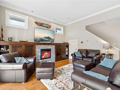 28-5251 Island Hwy West, Qualicum Beach, BC - Indoor Photo Showing Living Room With Fireplace