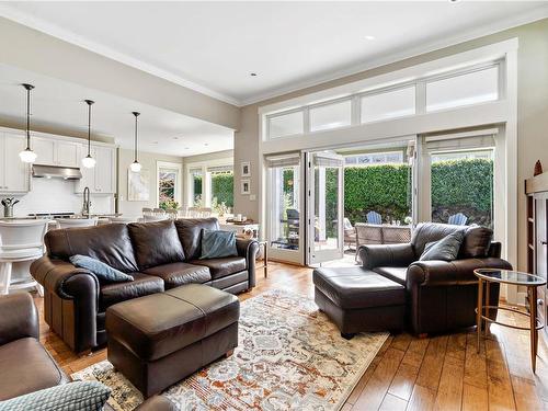 28-5251 Island Hwy West, Qualicum Beach, BC - Indoor Photo Showing Living Room