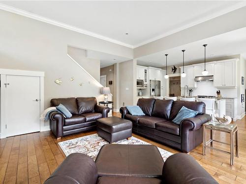 28-5251 Island Hwy West, Qualicum Beach, BC - Indoor Photo Showing Living Room