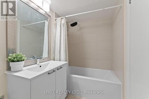 1609 - 2150 Lawrence Avenue E, Toronto, ON - Indoor Photo Showing Bathroom