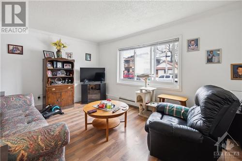 40 Loyer Street, Ottawa, ON - Indoor Photo Showing Living Room