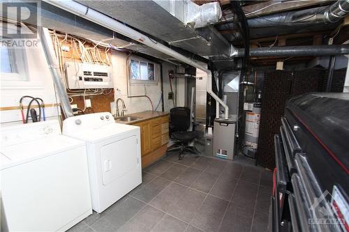 1284 Trenton Avenue, Ottawa, ON - Indoor Photo Showing Laundry Room