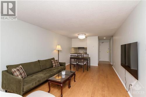 6470 Bilberry Drive Unit#401, Ottawa, ON - Indoor Photo Showing Living Room