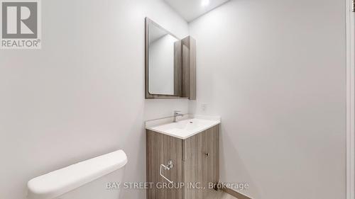 1609 - 75 Canterbury Place, Toronto, ON - Indoor Photo Showing Bathroom