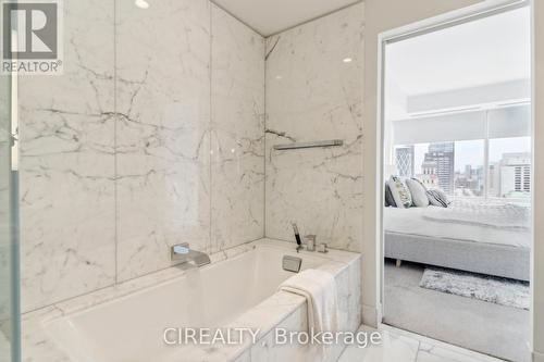 2506 - 180 University Avenue, Toronto, ON -  Photo Showing Bathroom