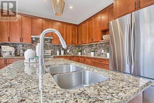 10 Mondial Crescent, East Gwillimbury, ON - Indoor Photo Showing Kitchen With Stainless Steel Kitchen With Double Sink