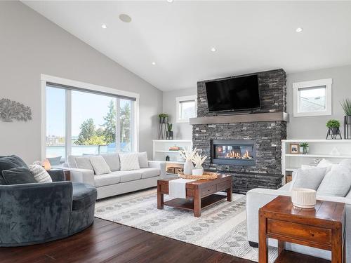 318 Wisteria St, Parksville, BC - Indoor Photo Showing Living Room With Fireplace