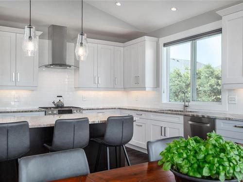 318 Wisteria St, Parksville, BC - Indoor Photo Showing Kitchen With Upgraded Kitchen