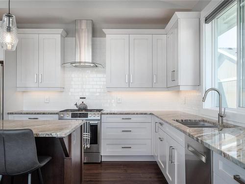 318 Wisteria St, Parksville, BC - Indoor Photo Showing Kitchen With Upgraded Kitchen