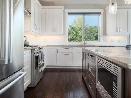 318 Wisteria St, Parksville, BC - Indoor Photo Showing Kitchen With Upgraded Kitchen