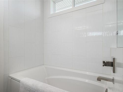 318 Wisteria St, Parksville, BC - Indoor Photo Showing Bathroom