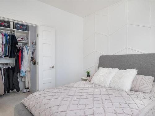 318 Wisteria St, Parksville, BC - Indoor Photo Showing Bedroom