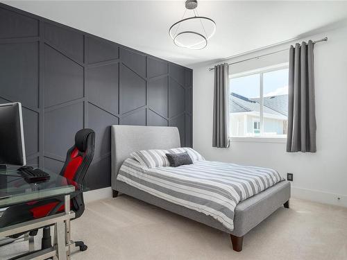 318 Wisteria St, Parksville, BC - Indoor Photo Showing Bedroom