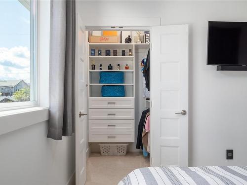 318 Wisteria St, Parksville, BC - Indoor Photo Showing Bedroom