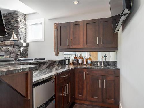 318 Wisteria St, Parksville, BC - Indoor Photo Showing Kitchen