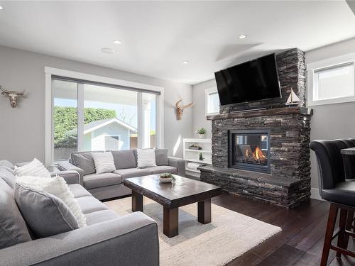 318 Wisteria St, Parksville, BC - Indoor Photo Showing Living Room With Fireplace