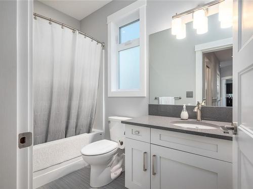 318 Wisteria St, Parksville, BC - Indoor Photo Showing Bathroom