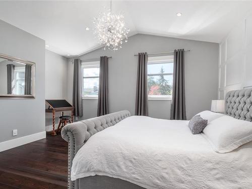 318 Wisteria St, Parksville, BC - Indoor Photo Showing Bedroom