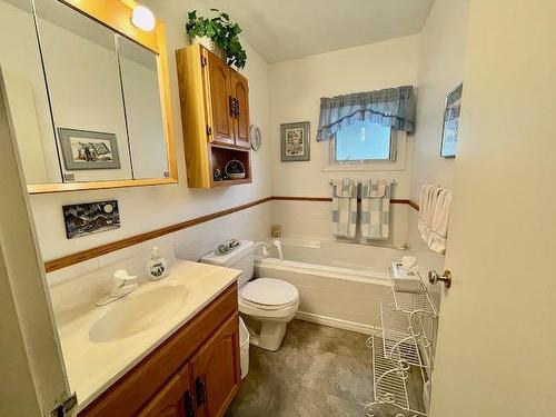 226 Pitt Avenue, Dryden, ON - Indoor Photo Showing Bathroom