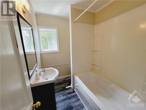 796 Bayview Drive, Constance Bay, ON - Indoor Photo Showing Bathroom