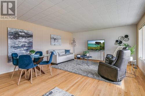 150 Snowsell Street N, Kelowna, BC - Indoor Photo Showing Living Room