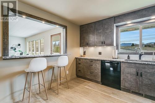 150 Snowsell Street N, Kelowna, BC - Indoor Photo Showing Kitchen