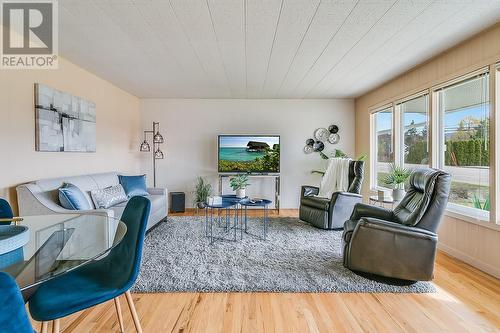 150 Snowsell Street N, Kelowna, BC - Indoor Photo Showing Living Room