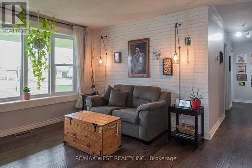 32 Bruce Street, Kawartha Lakes, ON - Indoor Photo Showing Living Room