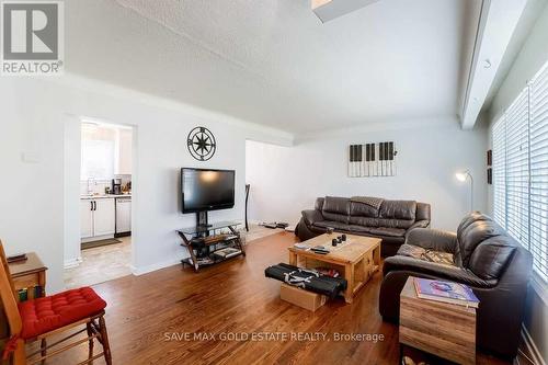 16 Black Knight Road S, St. Catharines, ON - Indoor Photo Showing Living Room