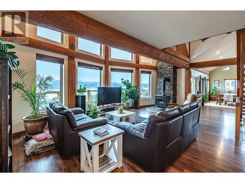 2670 Winifred Road, Naramata, BC - Indoor Photo Showing Living Room