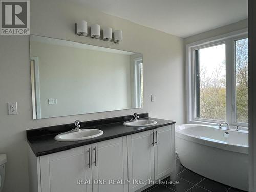128 Credit Lane, Richmond Hill, ON - Indoor Photo Showing Bathroom