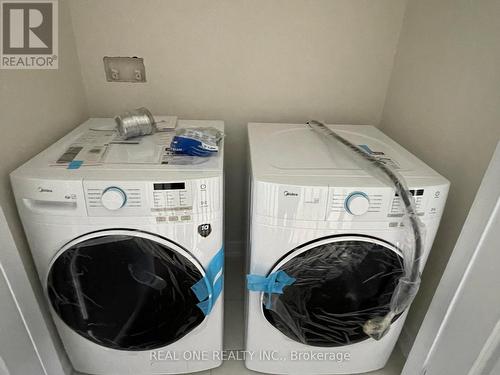 128 Credit Lane, Richmond Hill, ON - Indoor Photo Showing Laundry Room