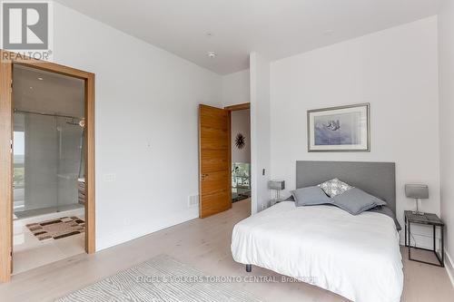 16 Valleycrest Drive, Oro-Medonte, ON - Indoor Photo Showing Bedroom