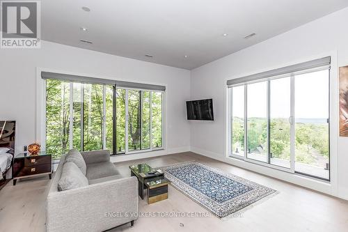 16 Valleycrest Drive, Oro-Medonte (Horseshoe Valley), ON - Indoor Photo Showing Living Room