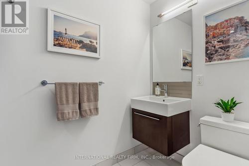 304 - 152 Annette Street, Toronto, ON - Indoor Photo Showing Bathroom