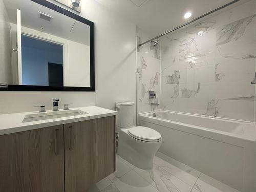 509 13350 Central Avenue, Surrey, BC - Indoor Photo Showing Bathroom