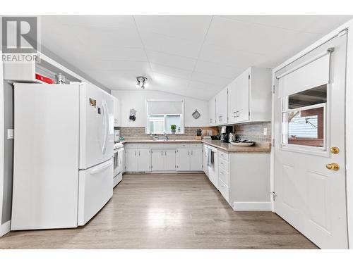 836 Cawston Avenue, Kelowna, BC - Indoor Photo Showing Kitchen