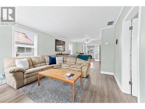 836 Cawston Avenue, Kelowna, BC - Indoor Photo Showing Living Room