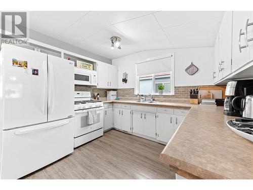 836 Cawston Avenue, Kelowna, BC - Indoor Photo Showing Kitchen With Double Sink