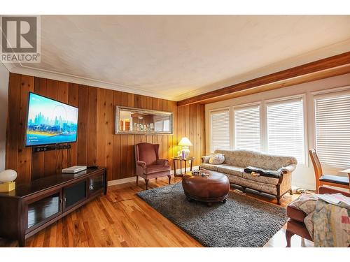 7801 97 Highway, Oliver, BC - Indoor Photo Showing Living Room