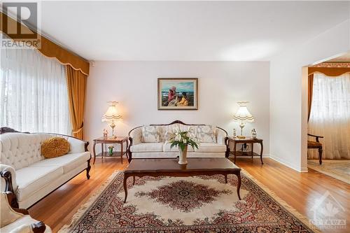 704 Eastfield Street, Ottawa, ON - Indoor Photo Showing Living Room