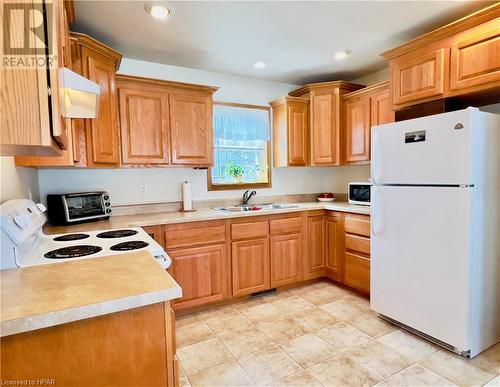 16 Cherokee Lane, Meneset, ON - Indoor Photo Showing Kitchen With Double Sink