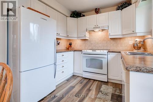 498 Vanguard Crescent, Oakville, ON - Indoor Photo Showing Kitchen