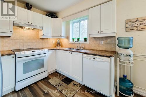 498 Vanguard Crescent, Oakville, ON - Indoor Photo Showing Kitchen With Double Sink