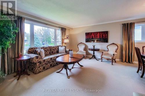498 Vanguard Crescent, Oakville, ON - Indoor Photo Showing Living Room
