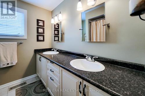 498 Vanguard Crescent, Oakville, ON - Indoor Photo Showing Bathroom