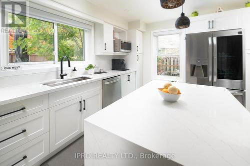 2949 Oka Road, Mississauga, ON - Indoor Photo Showing Kitchen