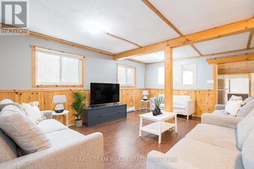 711 Mosley Street, Wasaga Beach, ON - Indoor Photo Showing Living Room