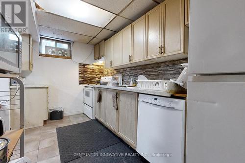 18 Lowry Square, Toronto, ON - Indoor Photo Showing Kitchen